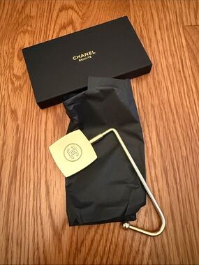 CHANEL Gold-Tone CC Logo Purse Hanger